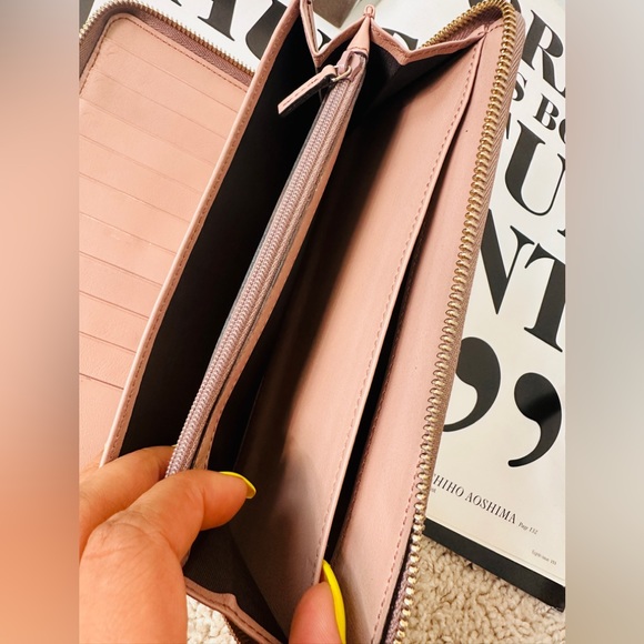 Authentic Gucci Taupe Patent Leather XL Organizer Wallet - Picture 7 of 11